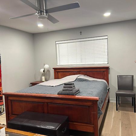 A Luxury Master Bedroom In A Condo Λος Άντζελες Εξωτερικό φωτογραφία